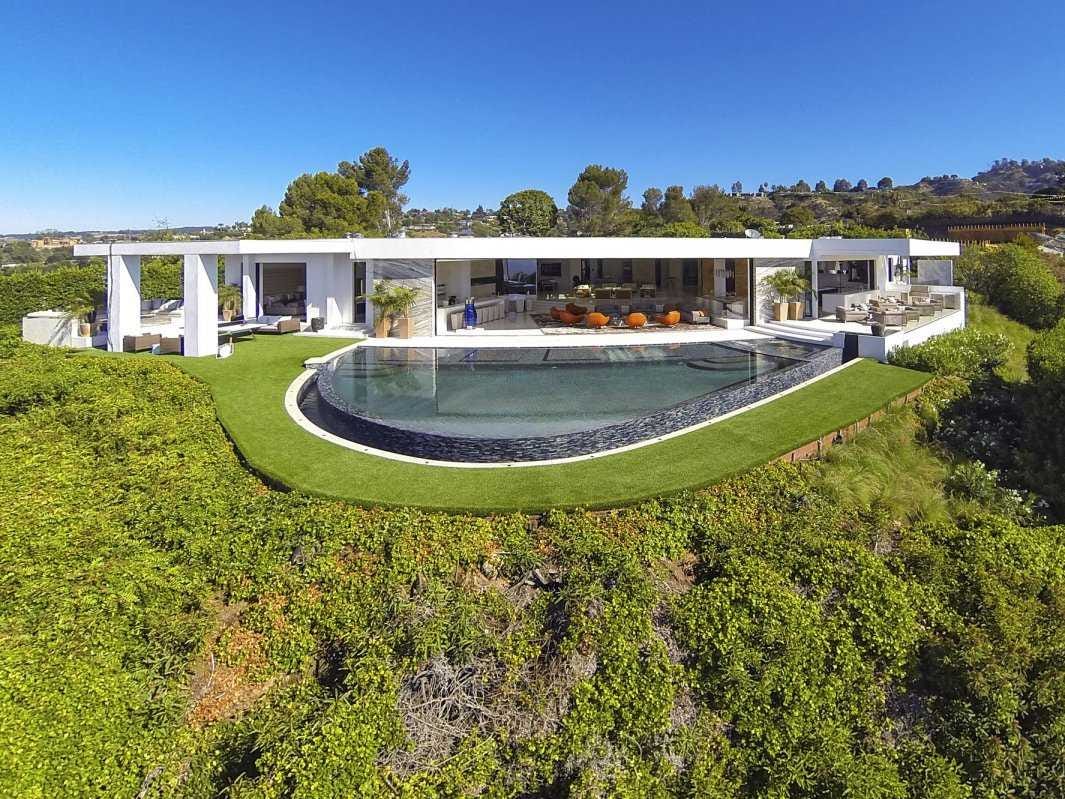 just-a-few-months-after-the-microsoft-purchase-persson-paid-a-record-breaking-70-million-for-this-23000-square-foot-mansion-in-beverly-hills-he-reportedly-outbid-beyonce-and-jay-z-to-buy-the-home.jpg